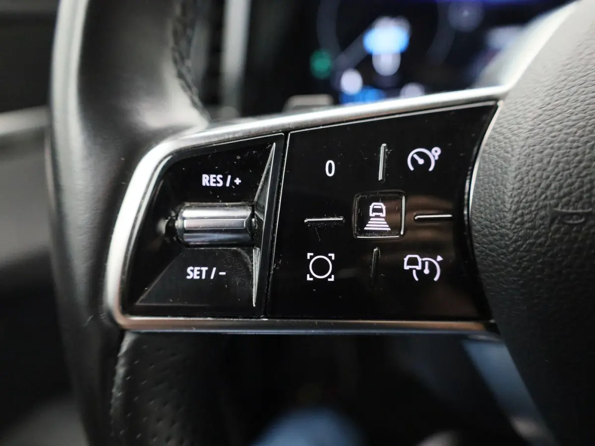 EV60 Optimum Charge Equilibre | Automaat | Apple Carplay / Android Auto | Parkeersensoren | Camera | Stoelverwarming | Stuurverwarming |