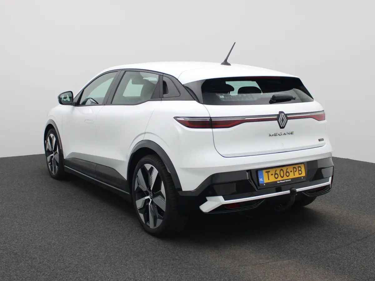 EV60 Optimum Charge Equilibre | Automaat | Apple Carplay / Android Auto | Parkeersensoren | Camera | Stoelverwarming | Stuurverwarming |