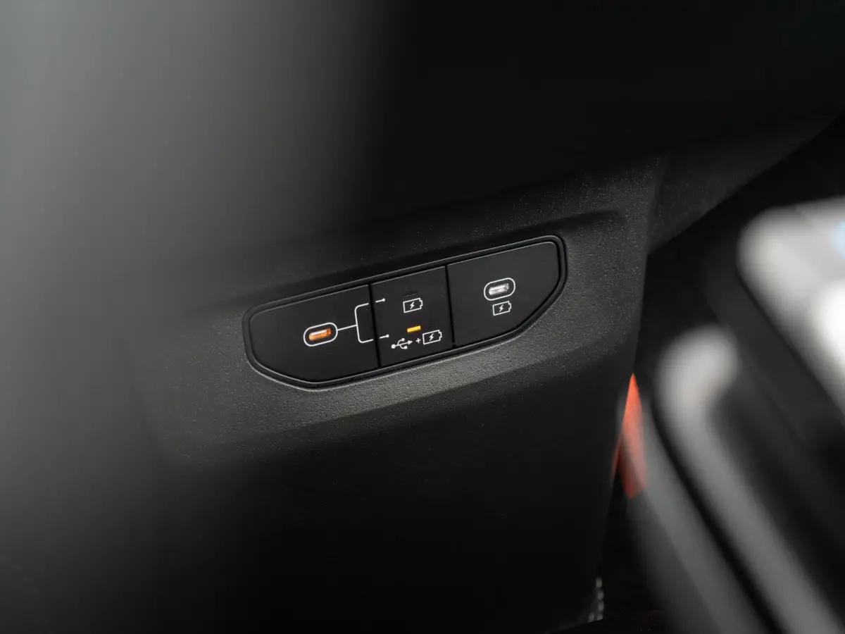 Plus Advanced 84 kWh | Schuifkanteldak | Navigatie | Stoel en stuurverwarming |
