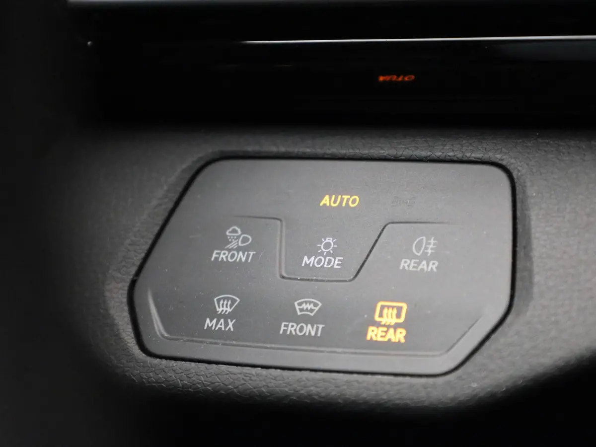 Pro 77 kWh | Navigatie | Apple Carplay | Adaptieve cruise control | Stoelverwarming | Stuur verwarming | Climate control | Parkeersensoren |