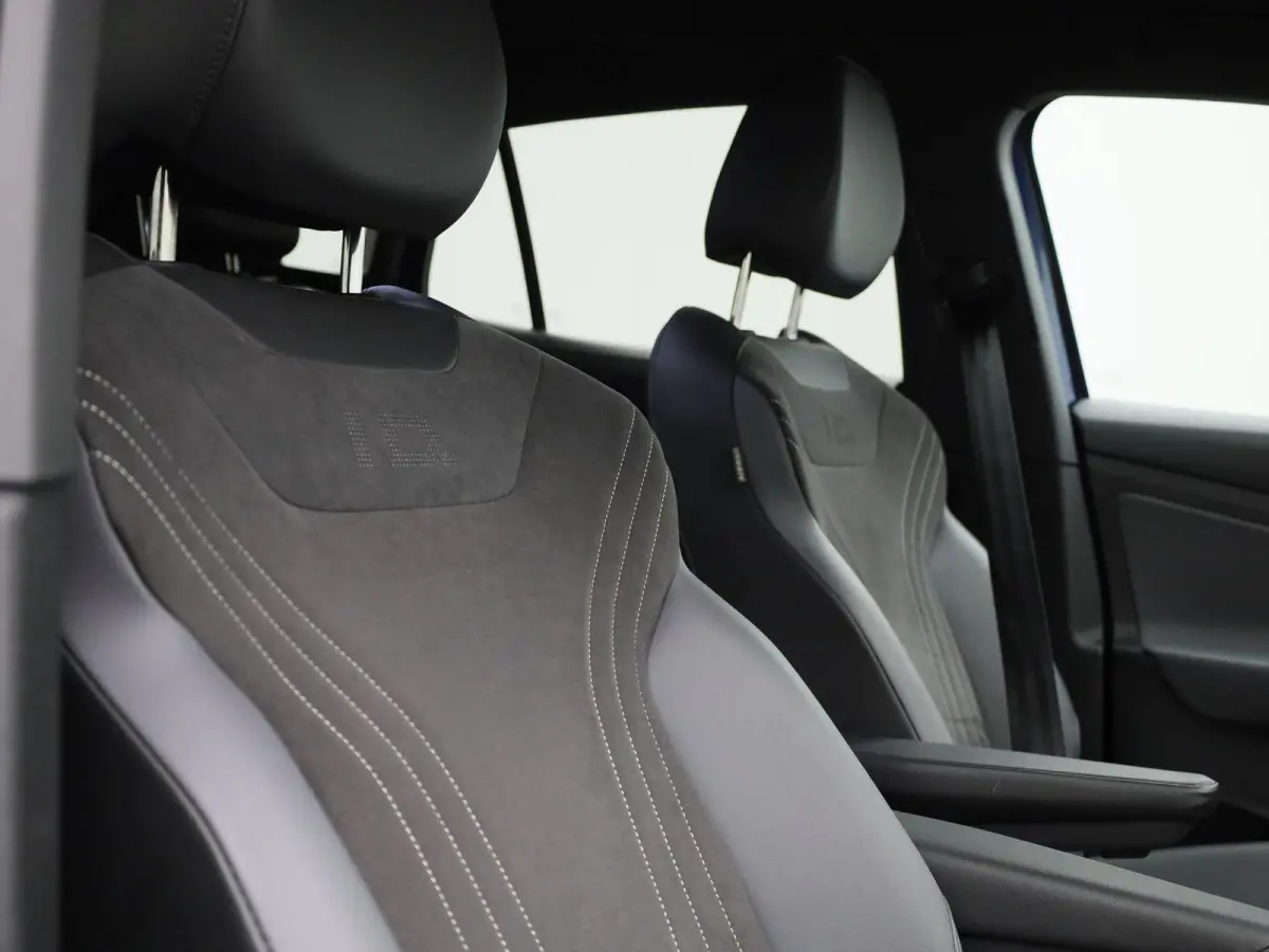 Pro 77 kWh | Navigatie | Apple Carplay | Adaptieve cruise control | Stoelverwarming | Stuur verwarming | Climate control | Parkeersensoren |