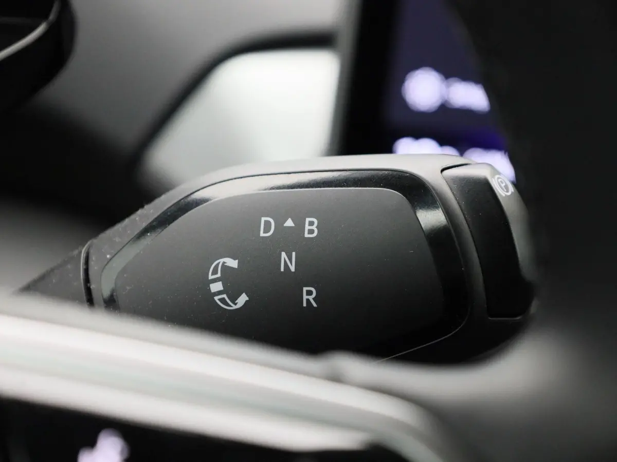 Pro 77 kWh | Navigatie | Apple Carplay | Adaptieve cruise control | Stoelverwarming | Stuur verwarming | Climate control | Parkeersensoren |