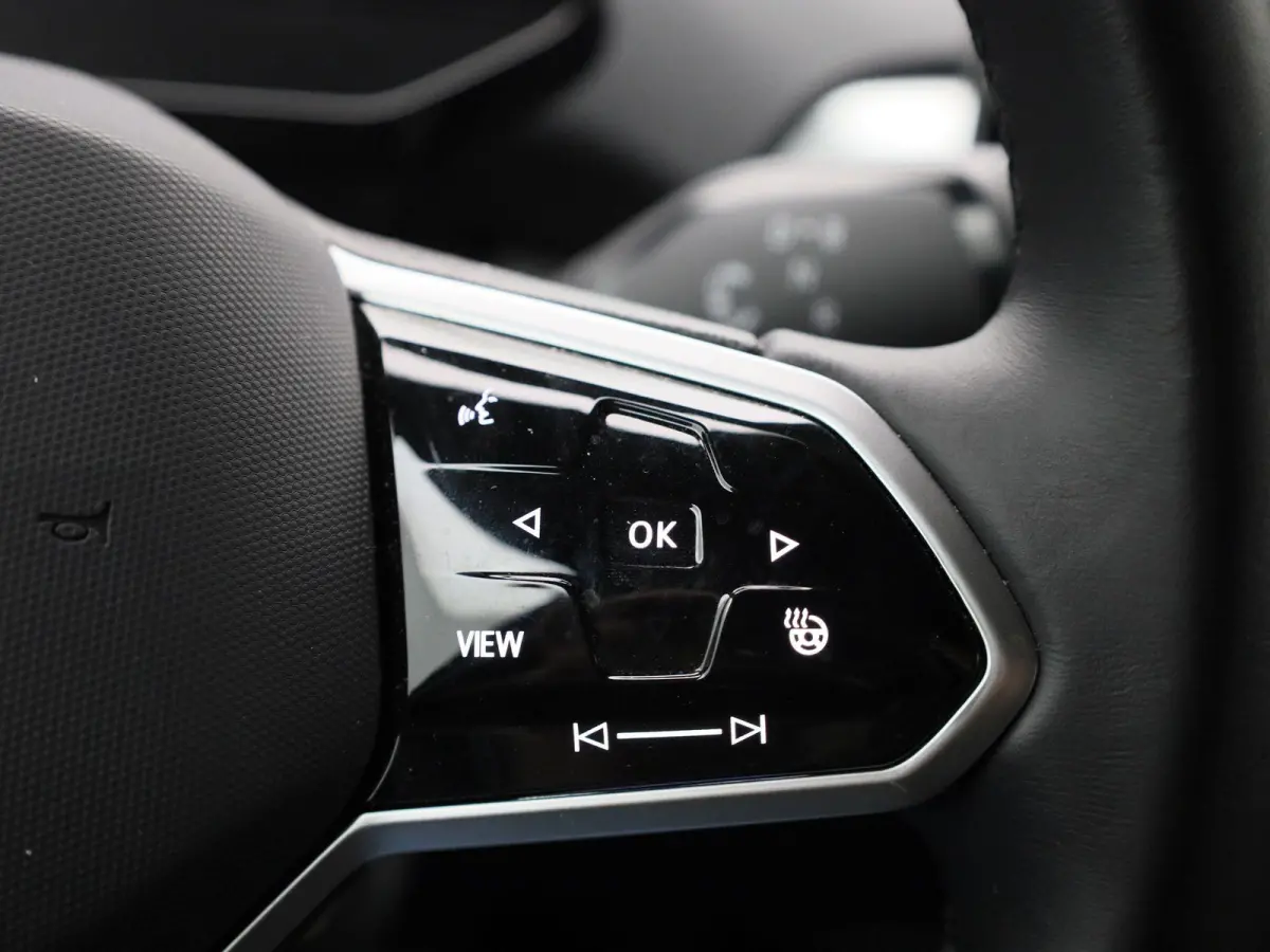 Pro 77 kWh | Navigatie | Apple Carplay | Adaptieve cruise control | Stoelverwarming | Stuur verwarming | Climate control | Parkeersensoren |