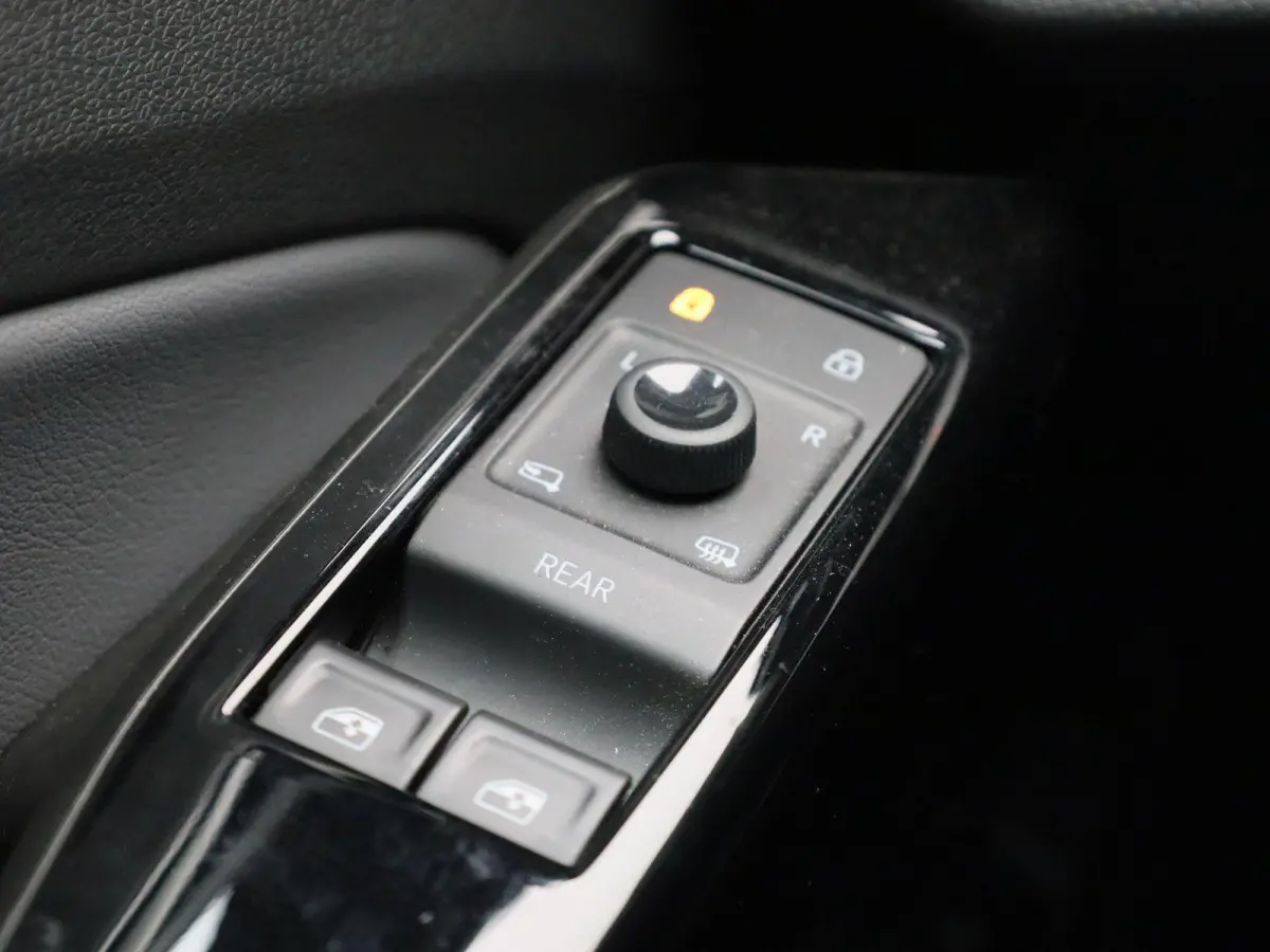 Pro 77 kWh | Navigatie | Apple Carplay | Adaptieve cruise control | Stoelverwarming | Stuur verwarming | Climate control | Parkeersensoren |