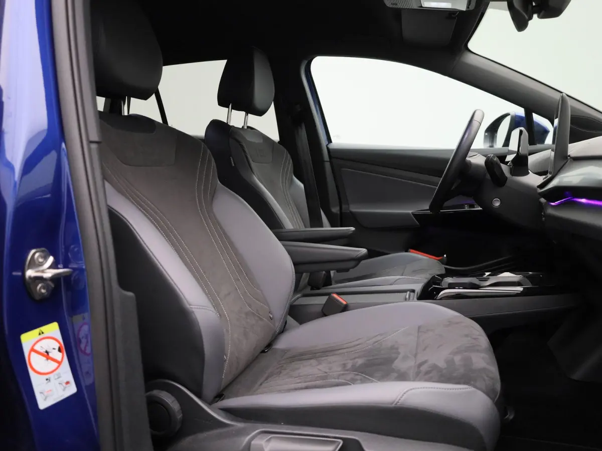 Pro 77 kWh | Navigatie | Apple Carplay | Adaptieve cruise control | Stoelverwarming | Stuur verwarming | Climate control | Parkeersensoren |