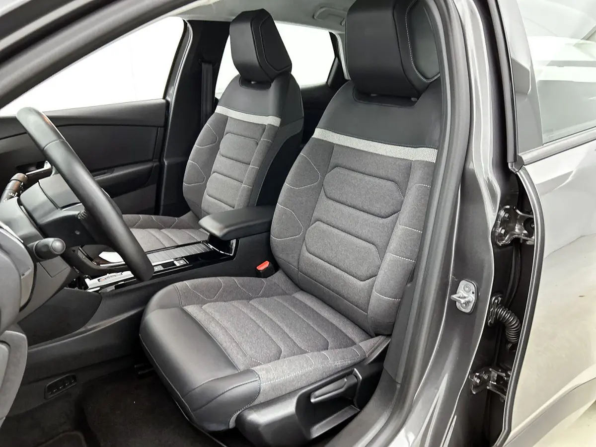 You 50 kWh 136pk | Accu 96% | Navigatie via Apple Carplay / Android Auto | Achteruitrijcamera | Climate Control | Cruise Control | Parkeersensoren | DAB+ radio | Armsteun | Stof/kunstlederen
