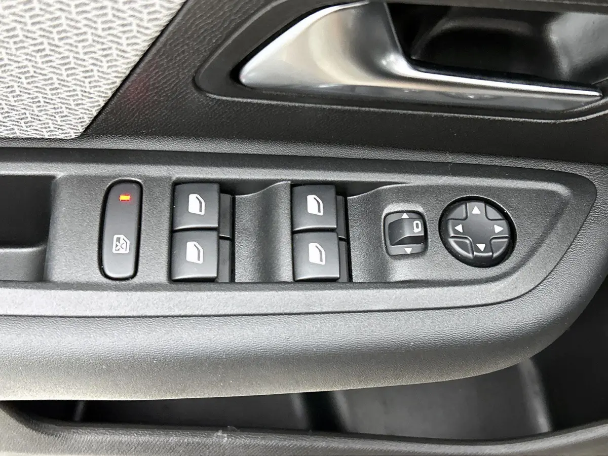 You 50 kWh 136pk | Accu 96% | Navigatie via Apple Carplay / Android Auto | Achteruitrijcamera | Climate Control | Cruise Control | Parkeersensoren | DAB+ radio | Armsteun | Stof/kunstlederen