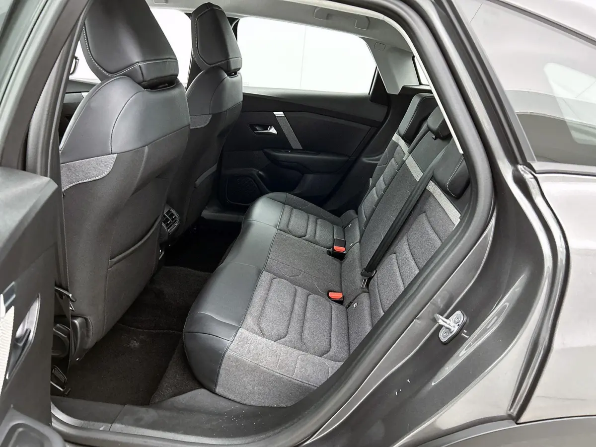You 50 kWh 136pk | Accu 96% | Navigatie via Apple Carplay / Android Auto | Achteruitrijcamera | Climate Control | Cruise Control | Parkeersensoren | DAB+ radio | Armsteun | Stof/kunstlederen