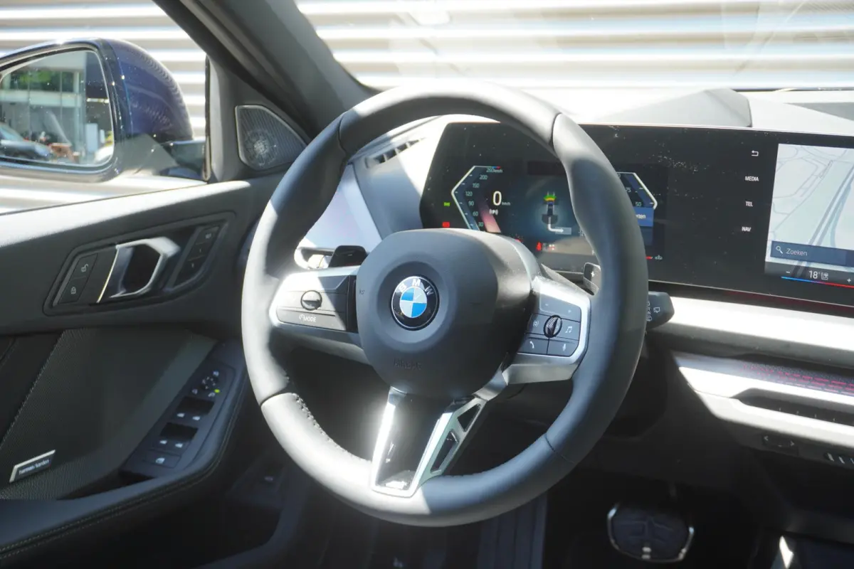 123 xDrive | M Sportpakket Pro | Innovation Pack | Glazen panoramadak | Elektrisch verstelbare stoelen | Harman Kardon HiFi Sound system | Head-Up Display