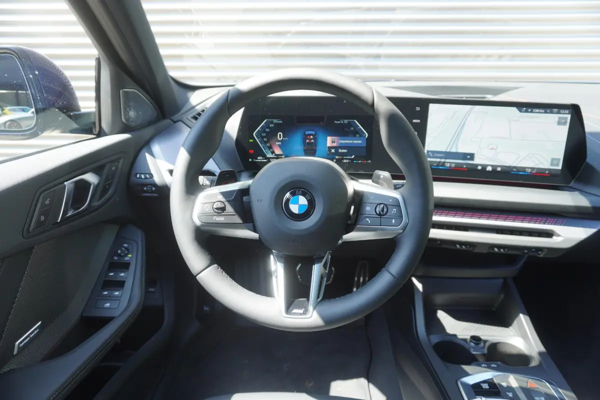 123 xDrive | M Sportpakket Pro | Innovation Pack | Glazen panoramadak | Elektrisch verstelbare stoelen | Harman Kardon HiFi Sound system | Head-Up Display