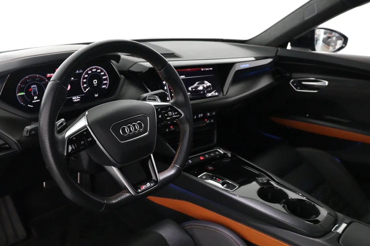 RS Edition One 650PK 93 kWh | Panodak | Unieke Editie! | Laser Led | Memory Seats | Carbon | Head-Up | Luchtvering | Audi Ceramic | Bomvol!!