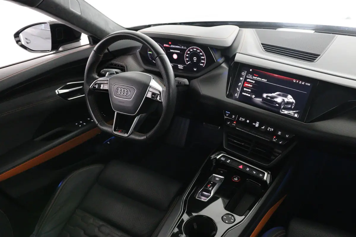 RS Edition One 650PK 93 kWh | Panodak | Unieke Editie! | Laser Led | Memory Seats | Carbon | Head-Up | Luchtvering | Audi Ceramic | Bomvol!!