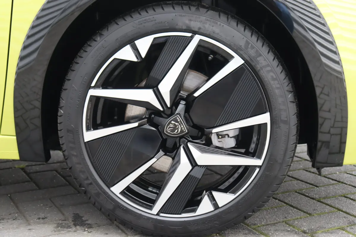 1.2 HYBRID 110PK GT PACK AUTOMAAT / NAVI / LEDER / CLIMA / PDC / 17" LMV / CAMERA / KEYLESS / ADAPT. CRUISECONTROL / I-COCKPIT / FULL-LED / 1E EIGENAAR / NIEUWSTAAT !!