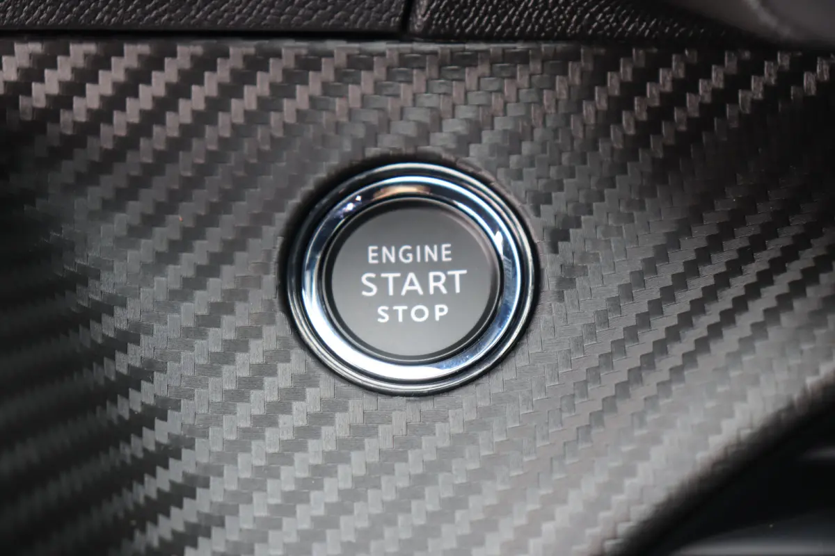 1.2 HYBRID 110PK GT PACK AUTOMAAT / NAVI / LEDER / CLIMA / PDC / 17" LMV / CAMERA / KEYLESS / ADAPT. CRUISECONTROL / I-COCKPIT / FULL-LED / 1E EIGENAAR / NIEUWSTAAT !!