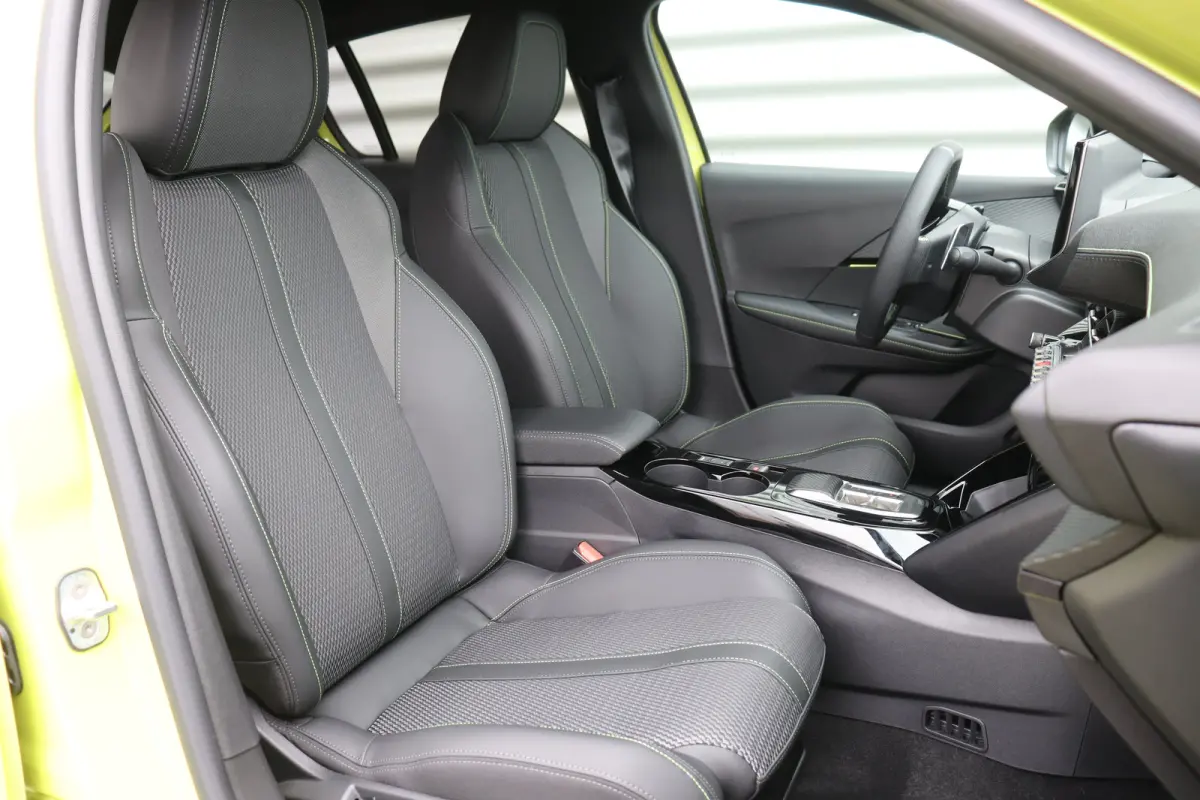 1.2 HYBRID 110PK GT PACK AUTOMAAT / NAVI / LEDER / CLIMA / PDC / 17" LMV / CAMERA / KEYLESS / ADAPT. CRUISECONTROL / I-COCKPIT / FULL-LED / 1E EIGENAAR / NIEUWSTAAT !!