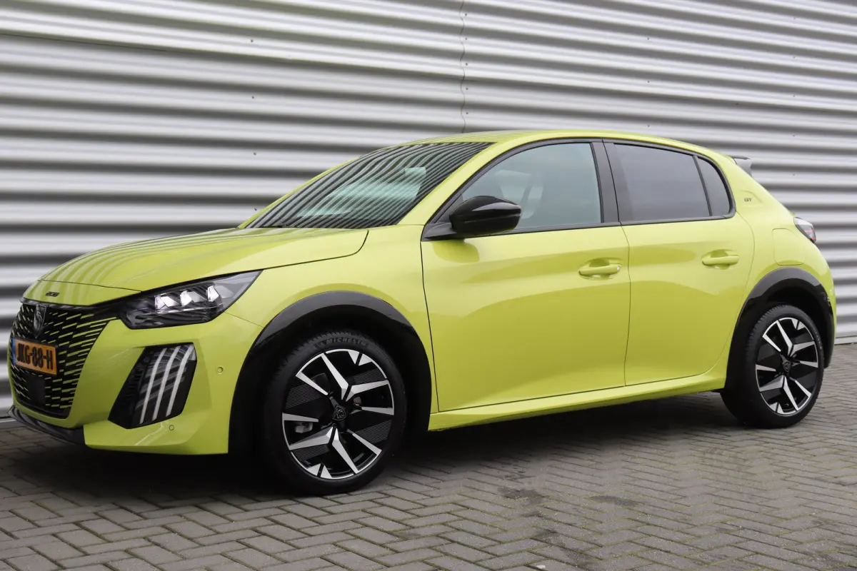 1.2 HYBRID 110PK GT PACK AUTOMAAT / NAVI / LEDER / CLIMA / PDC / 17" LMV / CAMERA / KEYLESS / ADAPT. CRUISECONTROL / I-COCKPIT / FULL-LED / 1E EIGENAAR / NIEUWSTAAT !!