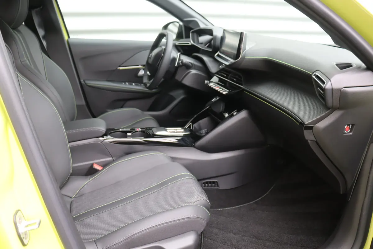 1.2 HYBRID 110PK GT PACK AUTOMAAT / NAVI / LEDER / CLIMA / PDC / 17" LMV / CAMERA / KEYLESS / ADAPT. CRUISECONTROL / I-COCKPIT / FULL-LED / 1E EIGENAAR / NIEUWSTAAT !!