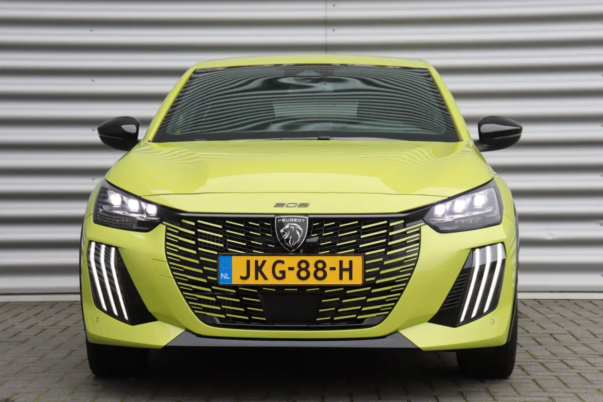 1.2 HYBRID 110PK GT PACK AUTOMAAT / NAVI / LEDER / CLIMA / PDC / 17" LMV / CAMERA / KEYLESS / ADAPT. CRUISECONTROL / I-COCKPIT / FULL-LED / 1E EIGENAAR / NIEUWSTAAT !!