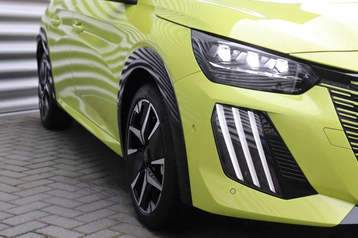 1.2 HYBRID 110PK GT PACK AUTOMAAT / NAVI / LEDER / CLIMA / PDC / 17" LMV / CAMERA / KEYLESS / ADAPT. CRUISECONTROL / I-COCKPIT / FULL-LED / 1E EIGENAAR / NIEUWSTAAT !!