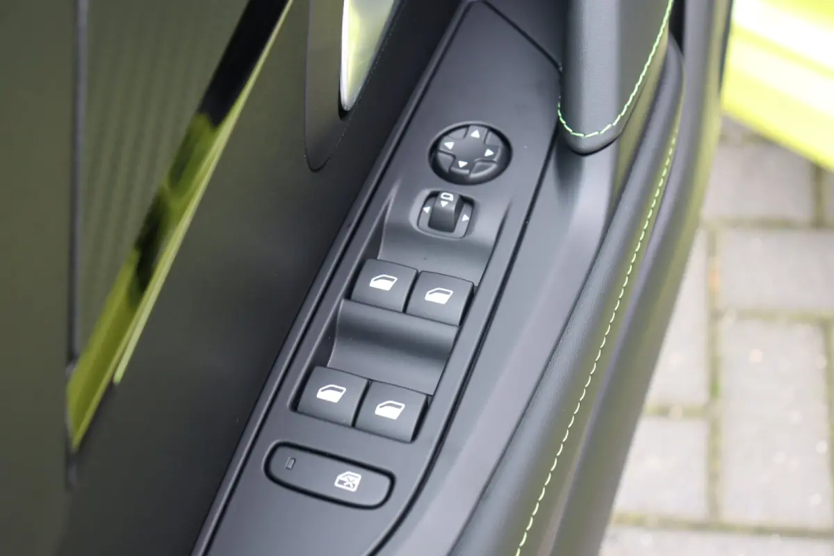 1.2 HYBRID 110PK GT PACK AUTOMAAT / NAVI / LEDER / CLIMA / PDC / 17" LMV / CAMERA / KEYLESS / ADAPT. CRUISECONTROL / I-COCKPIT / FULL-LED / 1E EIGENAAR / NIEUWSTAAT !!