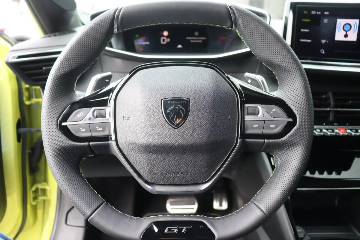 1.2 HYBRID 110PK GT PACK AUTOMAAT / NAVI / LEDER / CLIMA / PDC / 17" LMV / CAMERA / KEYLESS / ADAPT. CRUISECONTROL / I-COCKPIT / FULL-LED / 1E EIGENAAR / NIEUWSTAAT !!