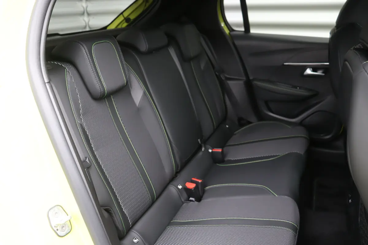 1.2 HYBRID 110PK GT PACK AUTOMAAT / NAVI / LEDER / CLIMA / PDC / 17" LMV / CAMERA / KEYLESS / ADAPT. CRUISECONTROL / I-COCKPIT / FULL-LED / 1E EIGENAAR / NIEUWSTAAT !!