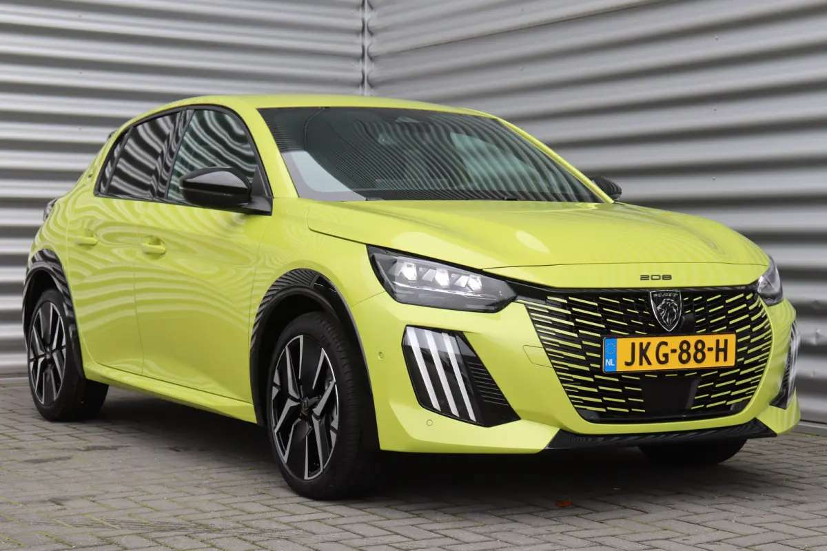 1.2 HYBRID 110PK GT PACK AUTOMAAT / NAVI / LEDER / CLIMA / PDC / 17" LMV / CAMERA / KEYLESS / ADAPT. CRUISECONTROL / I-COCKPIT / FULL-LED / 1E EIGENAAR / NIEUWSTAAT !!