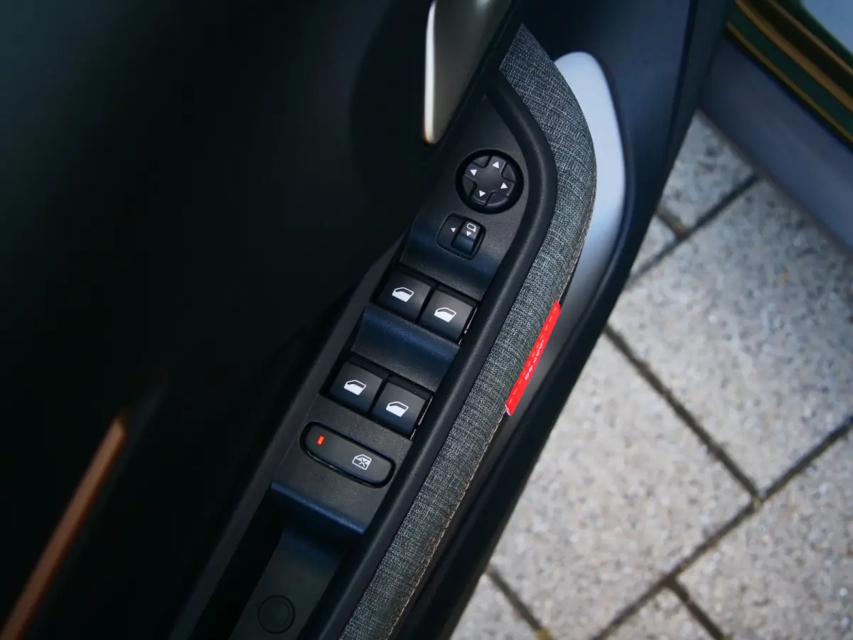 1.2 Hybrid 145pk Plus Automaat Apple Carplay / DAB / Camera