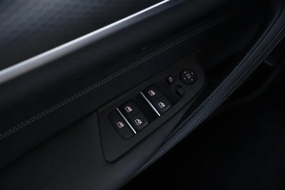 520i Business Edition Plus | M-Sport Pakket | Panorama Dak | Achteruitrijcamera | Stoel & Stuurwiel Verwarming | Trekhaak | Head-Up | Laserlight |