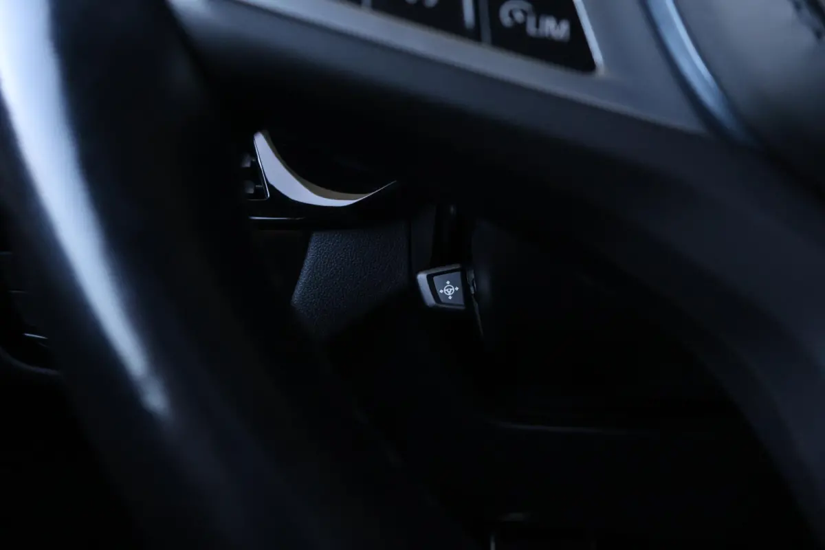 520i Business Edition Plus | M-Sport Pakket | Panorama Dak | Achteruitrijcamera | Stoel & Stuurwiel Verwarming | Trekhaak | Head-Up | Laserlight |
