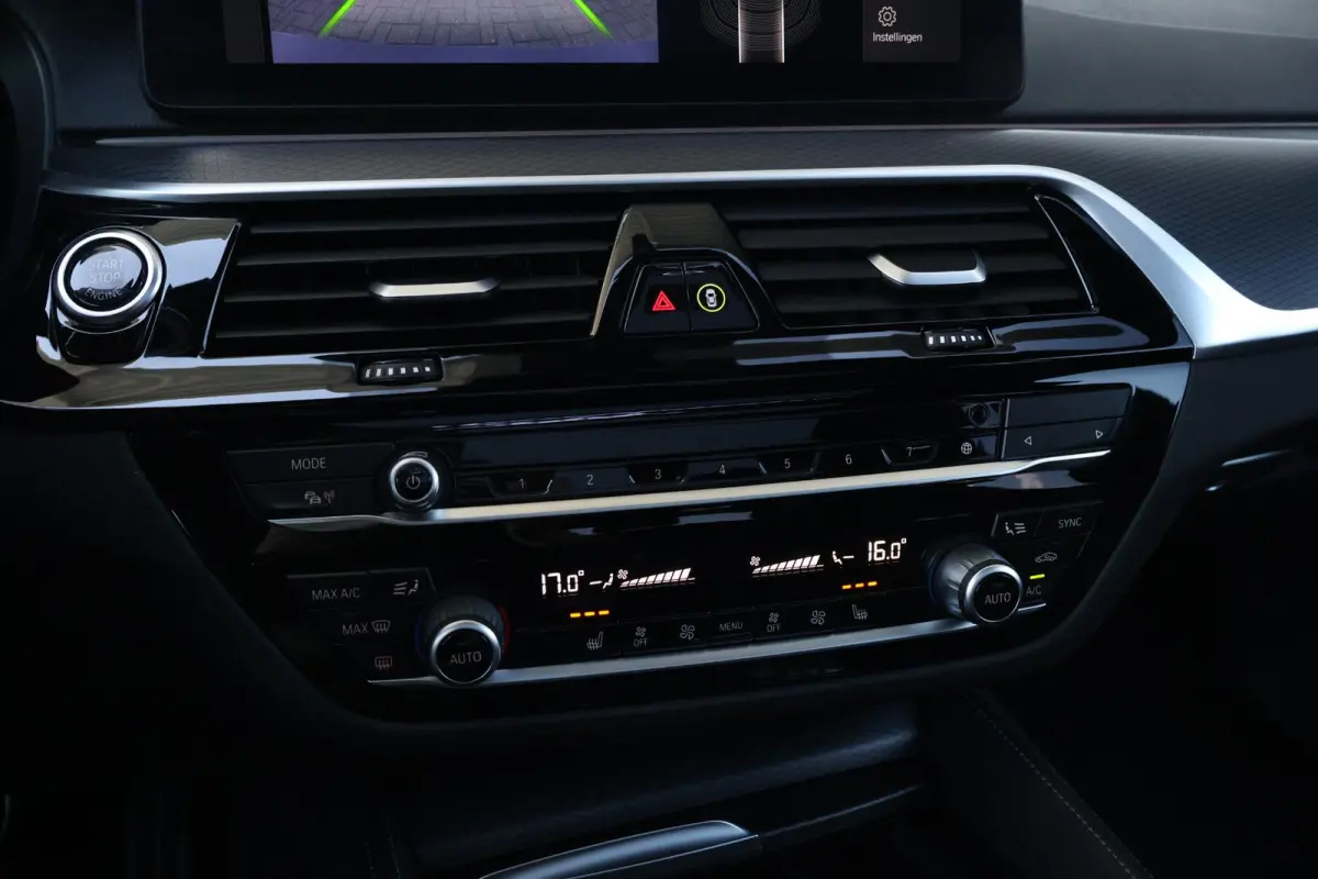 520i Business Edition Plus | M-Sport Pakket | Panorama Dak | Achteruitrijcamera | Stoel & Stuurwiel Verwarming | Trekhaak | Head-Up | Laserlight |