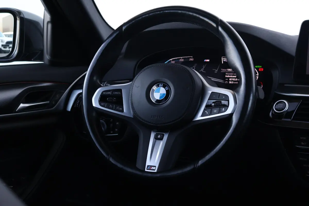 520i Business Edition Plus | M-Sport Pakket | Panorama Dak | Achteruitrijcamera | Stoel & Stuurwiel Verwarming | Trekhaak | Head-Up | Laserlight |