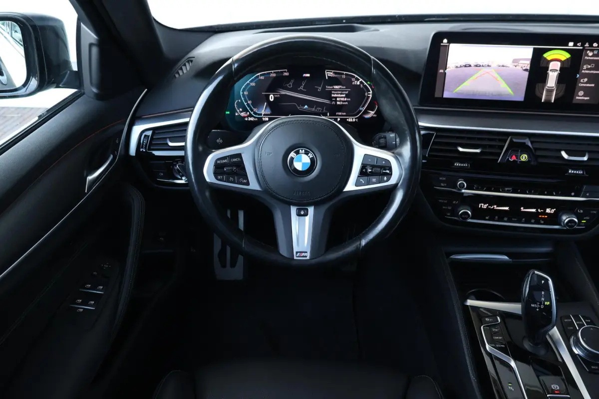 520i Business Edition Plus | M-Sport Pakket | Panorama Dak | Achteruitrijcamera | Stoel & Stuurwiel Verwarming | Trekhaak | Head-Up | Laserlight |