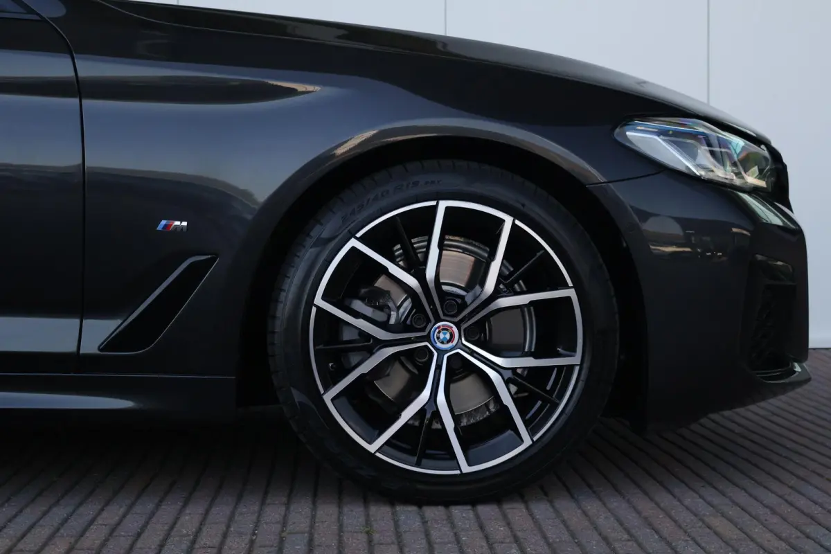 520i Business Edition Plus | M-Sport Pakket | Panorama Dak | Achteruitrijcamera | Stoel & Stuurwiel Verwarming | Trekhaak | Head-Up | Laserlight |