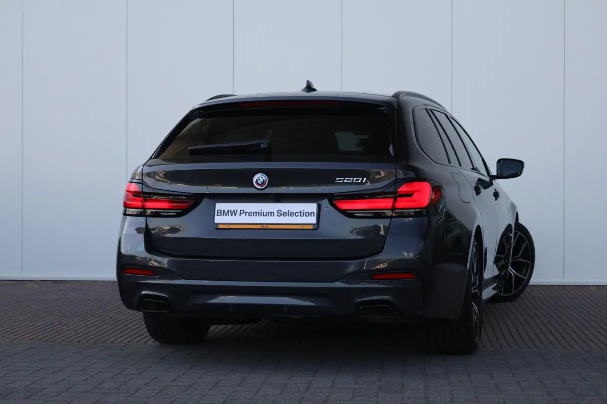 520i Business Edition Plus | M-Sport Pakket | Panorama Dak | Achteruitrijcamera | Stoel & Stuurwiel Verwarming | Trekhaak | Head-Up | Laserlight |