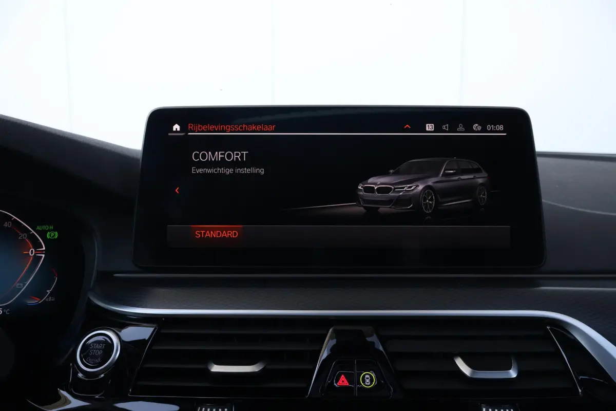 520i Business Edition Plus | M-Sport Pakket | Panorama Dak | Achteruitrijcamera | Stoel & Stuurwiel Verwarming | Trekhaak | Head-Up | Laserlight |