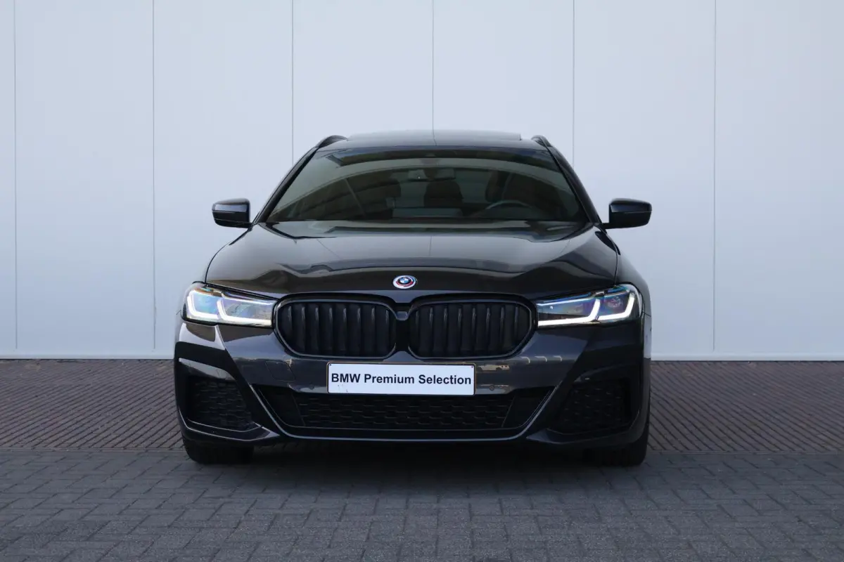 520i Business Edition Plus | M-Sport Pakket | Panorama Dak | Achteruitrijcamera | Stoel & Stuurwiel Verwarming | Trekhaak | Head-Up | Laserlight |