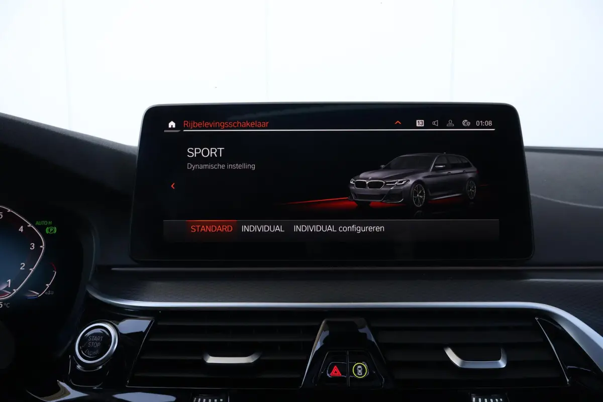 520i Business Edition Plus | M-Sport Pakket | Panorama Dak | Achteruitrijcamera | Stoel & Stuurwiel Verwarming | Trekhaak | Head-Up | Laserlight |