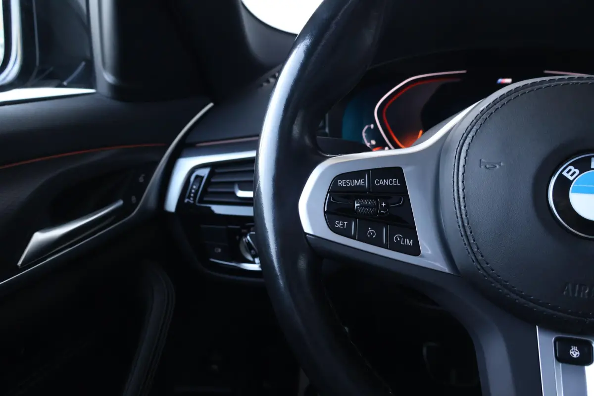 520i Business Edition Plus | M-Sport Pakket | Panorama Dak | Achteruitrijcamera | Stoel & Stuurwiel Verwarming | Trekhaak | Head-Up | Laserlight |
