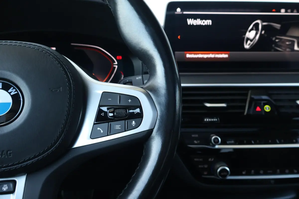 520i Business Edition Plus | M-Sport Pakket | Panorama Dak | Achteruitrijcamera | Stoel & Stuurwiel Verwarming | Trekhaak | Head-Up | Laserlight |