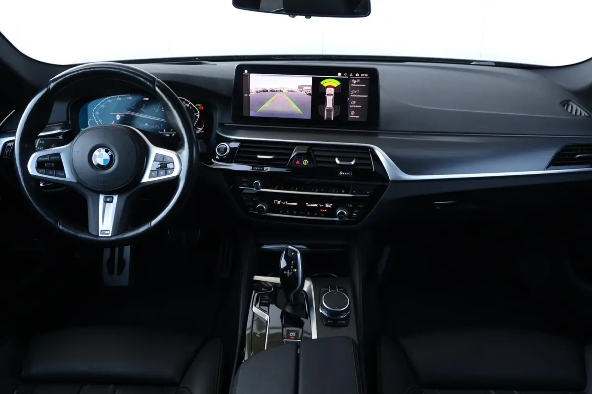 520i Business Edition Plus | M-Sport Pakket | Panorama Dak | Achteruitrijcamera | Stoel & Stuurwiel Verwarming | Trekhaak | Head-Up | Laserlight |