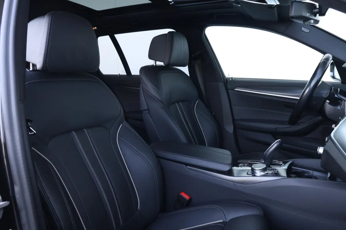 520i Business Edition Plus | M-Sport Pakket | Panorama Dak | Achteruitrijcamera | Stoel & Stuurwiel Verwarming | Trekhaak | Head-Up | Laserlight |