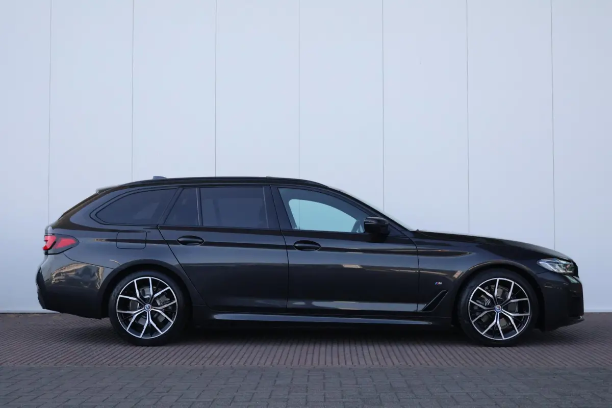 520i Business Edition Plus | M-Sport Pakket | Panorama Dak | Achteruitrijcamera | Stoel & Stuurwiel Verwarming | Trekhaak | Head-Up | Laserlight |