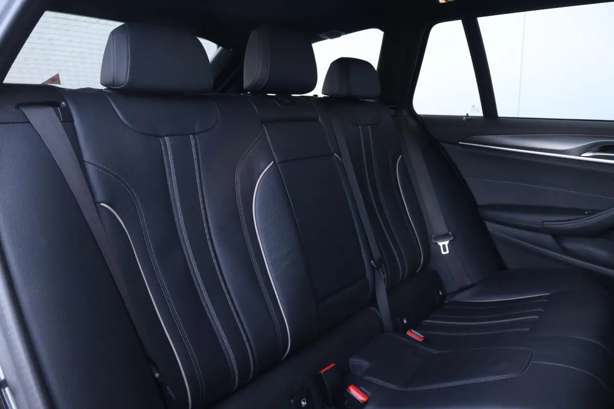 520i Business Edition Plus | M-Sport Pakket | Panorama Dak | Achteruitrijcamera | Stoel & Stuurwiel Verwarming | Trekhaak | Head-Up | Laserlight |