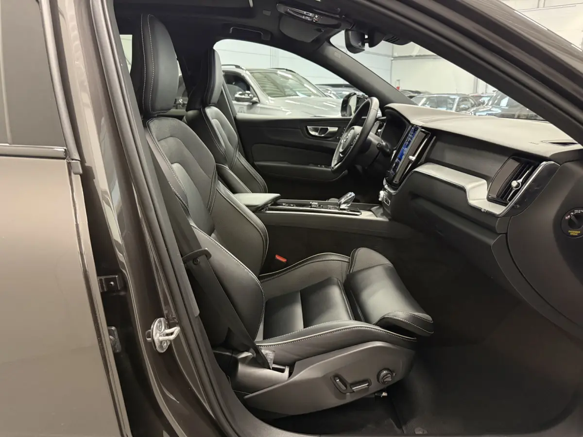 T6 Recharge AWD R-Design Long Range PLATINUM-GREY/PANO/TREKHAAK/20"/LEER-SPORT/ACC/PILOT-ASSIST/GOOGLE/2x MEMORY/BLACK-PACK/CRYSTAL-POOK/SOH 97%/NET OH BEURT GEHAD BIJ VOLVO DEALER