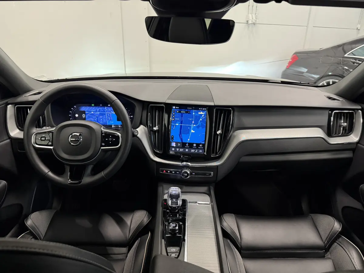 T6 Recharge AWD R-Design Long Range PLATINUM-GREY/PANO/TREKHAAK/20"/LEER-SPORT/ACC/PILOT-ASSIST/GOOGLE/2x MEMORY/BLACK-PACK/CRYSTAL-POOK/SOH 97%/NET OH BEURT GEHAD BIJ VOLVO DEALER