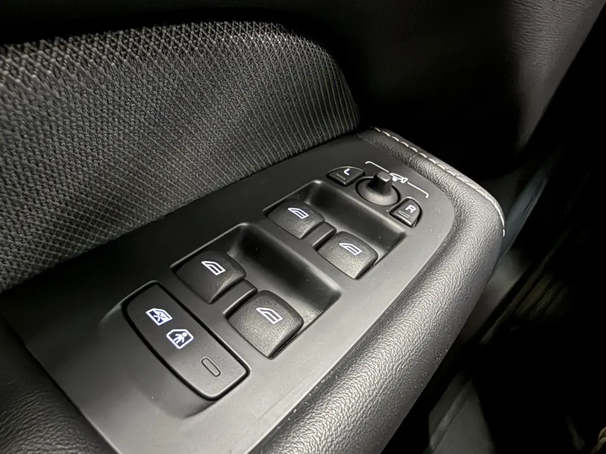 T6 Recharge AWD R-Design Long Range PLATINUM-GREY/PANO/TREKHAAK/20"/LEER-SPORT/ACC/PILOT-ASSIST/GOOGLE/2x MEMORY/BLACK-PACK/CRYSTAL-POOK/SOH 97%/NET OH BEURT GEHAD BIJ VOLVO DEALER