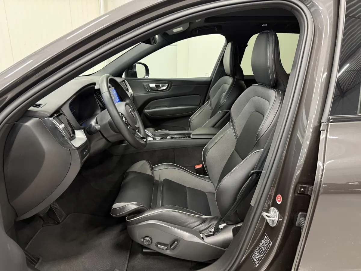 T6 Recharge AWD R-Design Long Range PLATINUM-GREY/PANO/TREKHAAK/20"/LEER-SPORT/ACC/PILOT-ASSIST/GOOGLE/2x MEMORY/BLACK-PACK/CRYSTAL-POOK/SOH 97%/NET OH BEURT GEHAD BIJ VOLVO DEALER