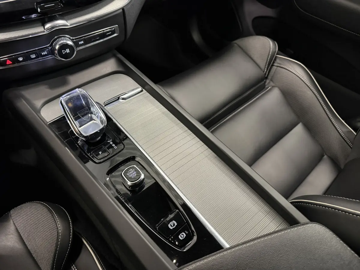 T6 Recharge AWD R-Design Long Range PLATINUM-GREY/PANO/TREKHAAK/20"/LEER-SPORT/ACC/PILOT-ASSIST/GOOGLE/2x MEMORY/BLACK-PACK/CRYSTAL-POOK/SOH 97%/NET OH BEURT GEHAD BIJ VOLVO DEALER