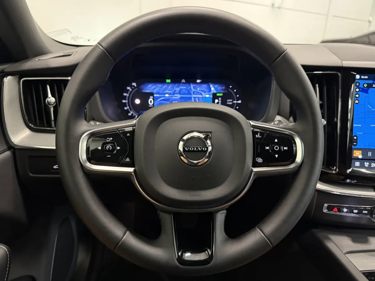 T6 Recharge AWD R-Design Long Range PLATINUM-GREY/PANO/TREKHAAK/20"/LEER-SPORT/ACC/PILOT-ASSIST/GOOGLE/2x MEMORY/BLACK-PACK/CRYSTAL-POOK/SOH 97%/NET OH BEURT GEHAD BIJ VOLVO DEALER